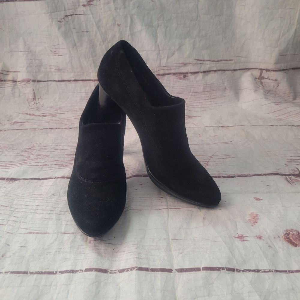 Aquatalia Rosette Black Suede Ankle Pumps Size 9.5